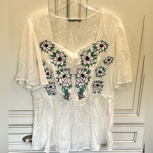Bloomchic white flowy top with flowers size 20